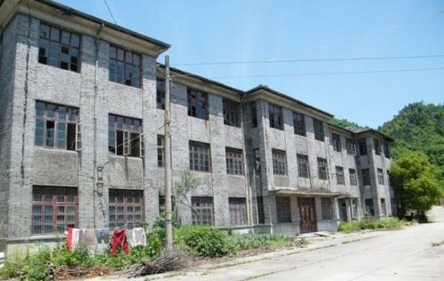 大別山中這家兵工廠 生產(chǎn)船艦柴油機(jī)，產(chǎn)品放山洞，今人去樓空開門洞